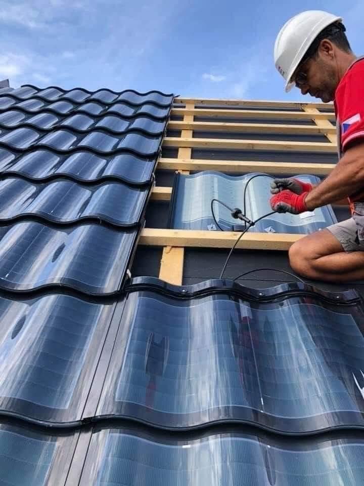 Professionista al lavoro sulla copertura di un edificio