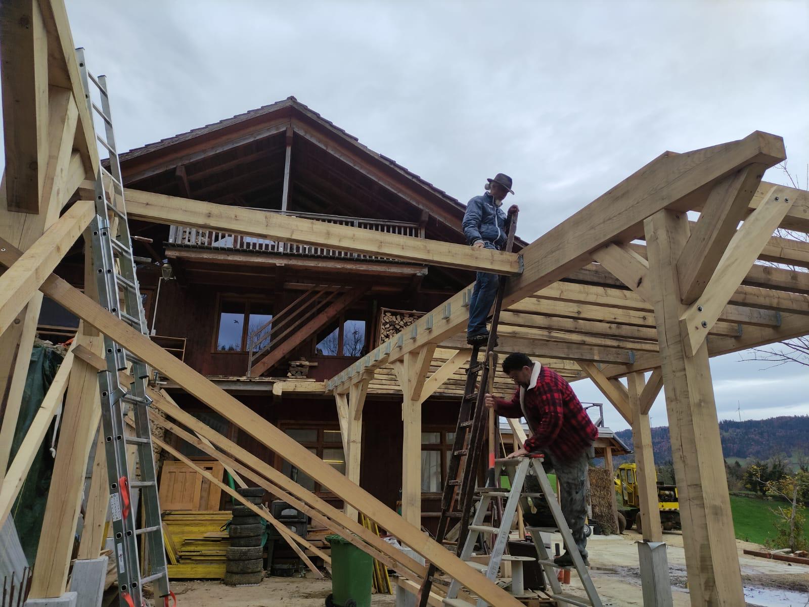 Montaggio della struttura in legno di uno chalet